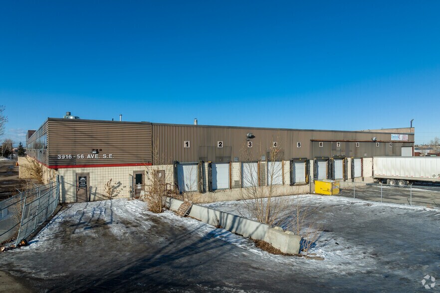 3916 56th Ave SE, Calgary, AB à louer - Photo de l’immeuble – Image 2 sur 7