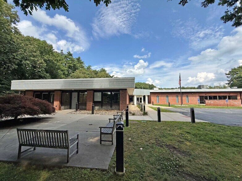 50 Tower Ln, Avon, CT à vendre - Photo de l’immeuble – Image 2 sur 19
