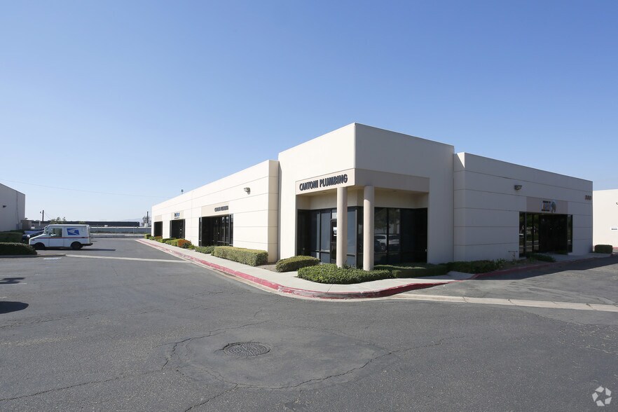 330 S Maple St, Corona, CA à louer - Photo de l’immeuble – Image 3 sur 4