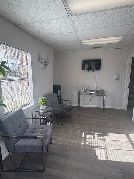 6105 Memorial Hwy, Tampa, FL à louer - Photo de l’immeuble – Image 2 sur 26