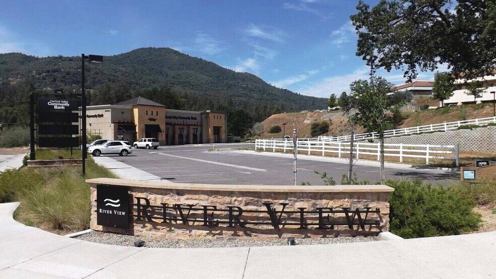 40004 Highway 41, Oakhurst, CA à louer - Photo de l’immeuble – Image 2 sur 5
