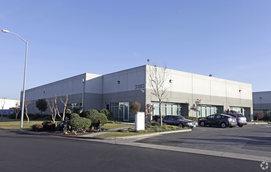 3180 Corporate Pl, Hayward, CA à louer - Photo principale – Image 1 sur 3