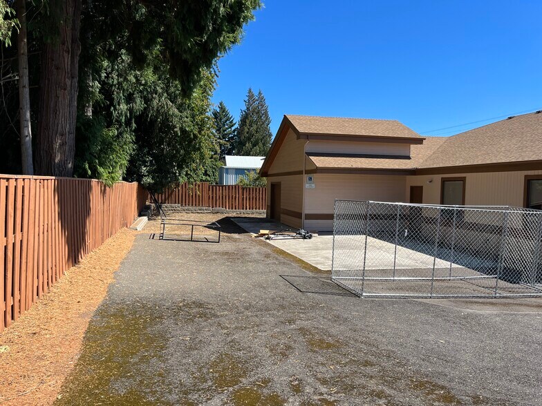 31895 NW Hillcrest Ave, North Plains, OR à vendre - Photo de l’immeuble – Image 2 sur 8