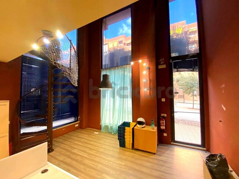Local commercial dans Sant Joan Despí, Barcelona à louer - Photo de l’immeuble – Image 1 sur 4
