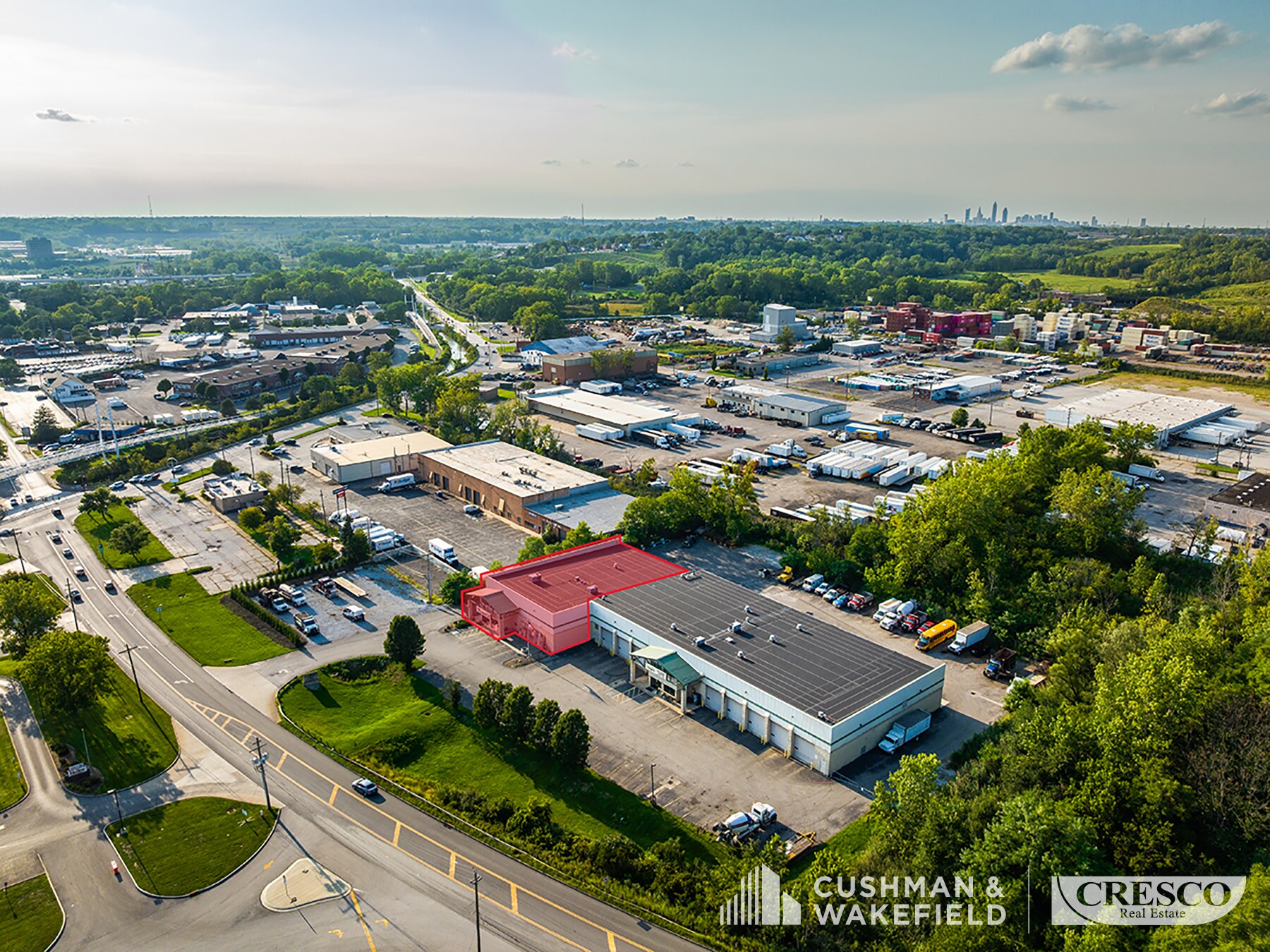 7941-7951 Granger Rd, Valley View, OH à louer Photo de l’immeuble– Image 1 sur 16