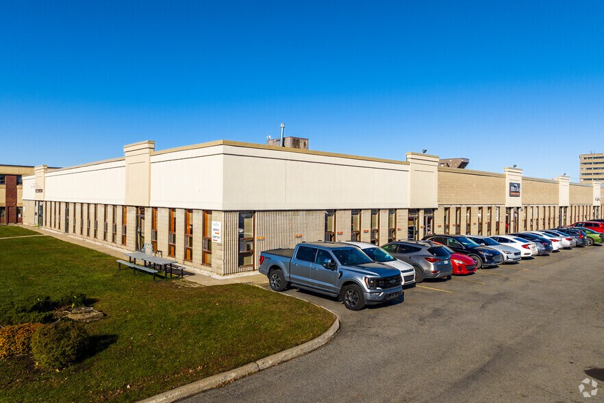 373-451 Boul Lebeau, Montréal, QC à louer - Photo principale – Image 1 sur 7