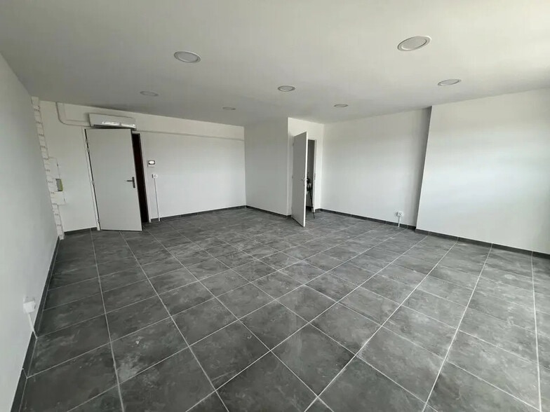 Bureau dans Mazan à louer - Photo de l’immeuble – Image 3 sur 5