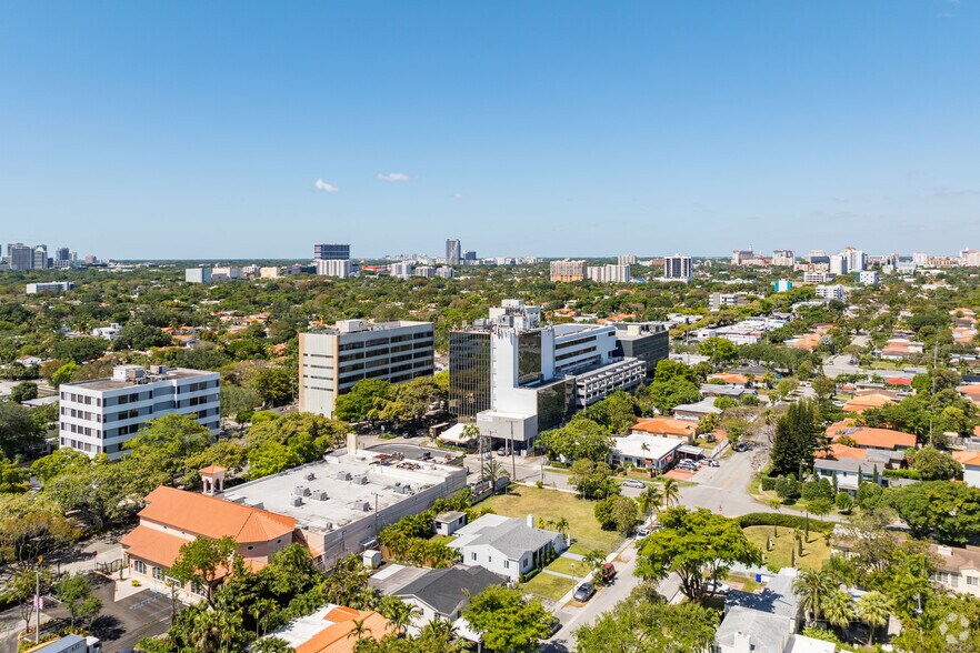 2103 Coral Way, Miami, FL à louer - Photo de l’immeuble – Image 1 sur 8