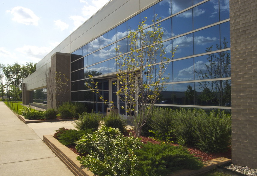 5850 Mercury Dr, Dearborn, MI à louer - Photo de l’immeuble – Image 3 sur 22