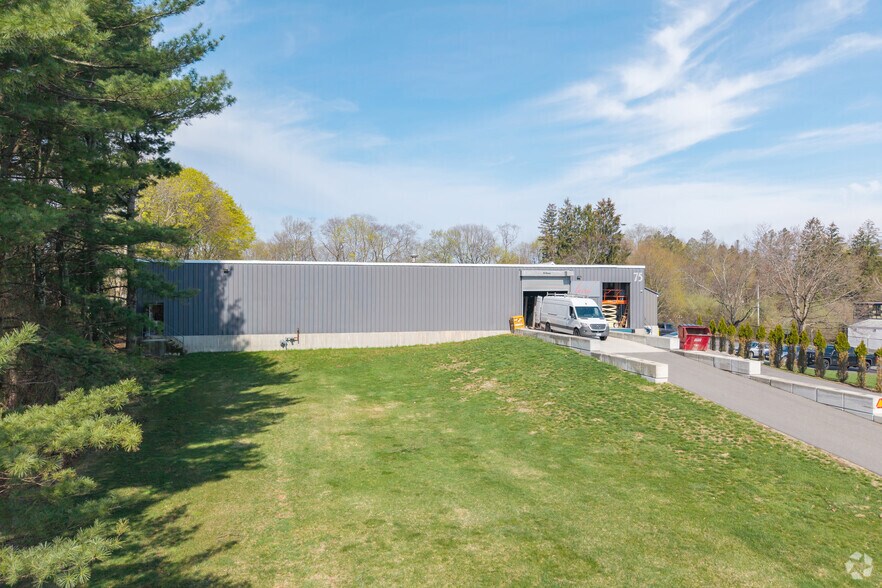 75 Tripps Ln, Riverside, RI à louer - Photo de l’immeuble – Image 2 sur 4