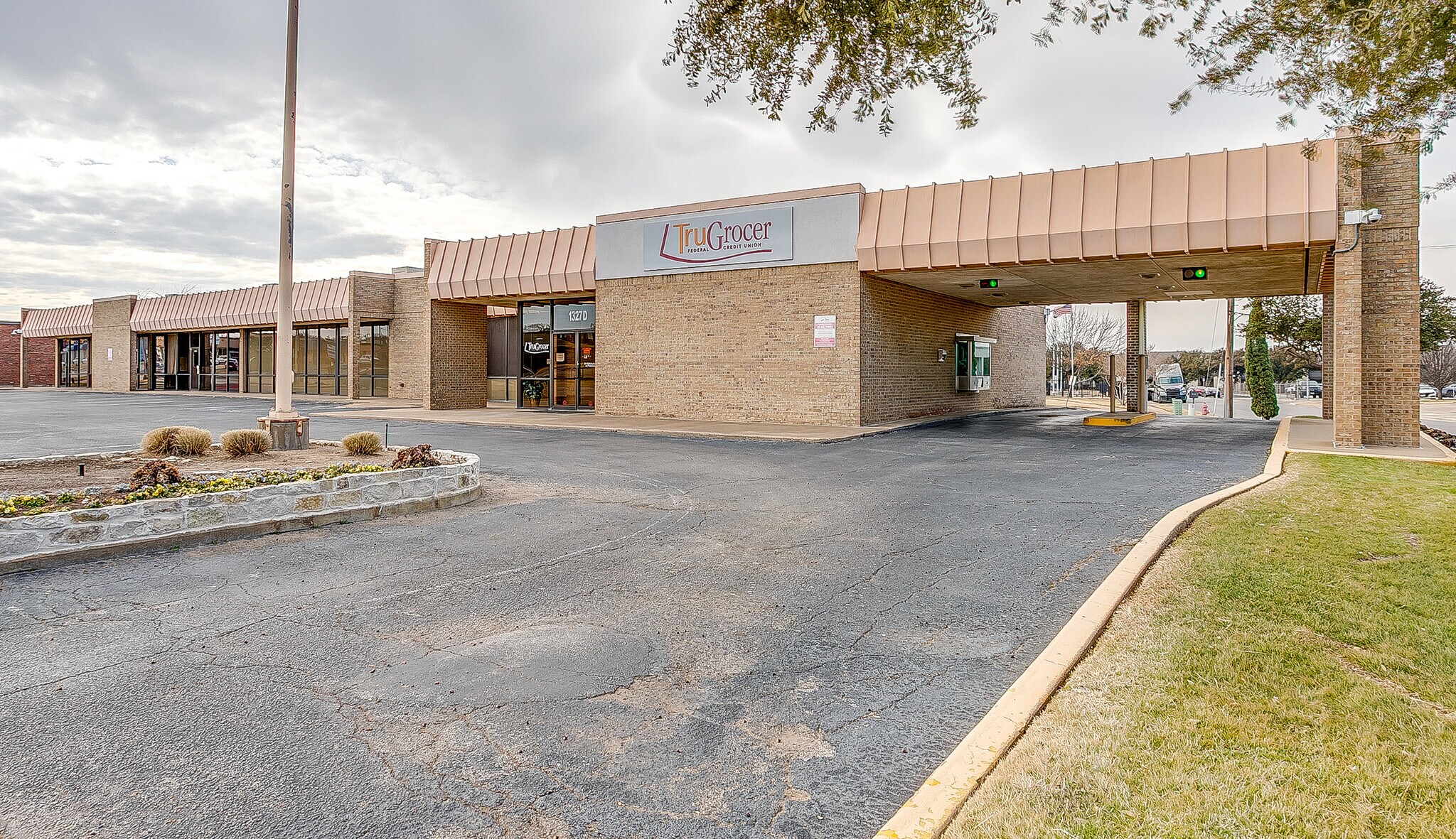 1327 Brown Trl, Bedford, TX à vendre Photo principale– Image 1 sur 8