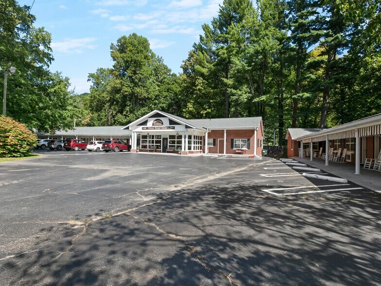 2474 Soco Rd, Maggie Valley, NC à vendre - Photo de l’immeuble – Image 3 sur 59