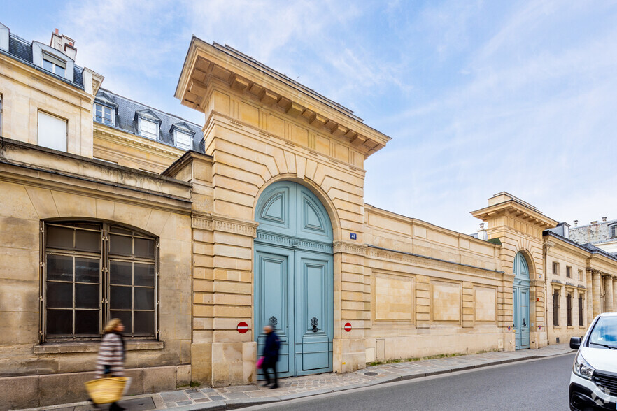 41-43 Rue De Varenne, Paris à vendre - Photo principale – Image 1 sur 3