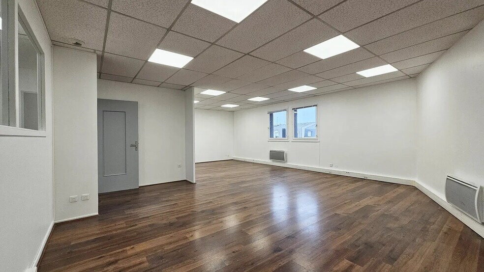 Bureau dans Pontault-Combault à louer - Photo intérieure – Image 1 sur 13