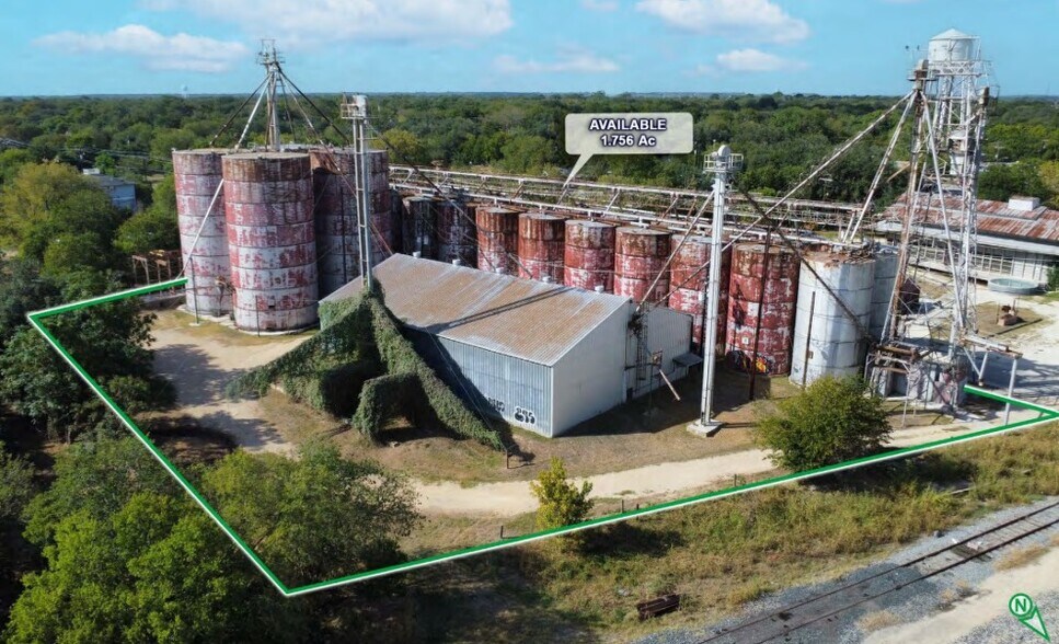 804 N Pecos St, Lockhart, TX à louer - Photo de l’immeuble – Image 3 sur 7