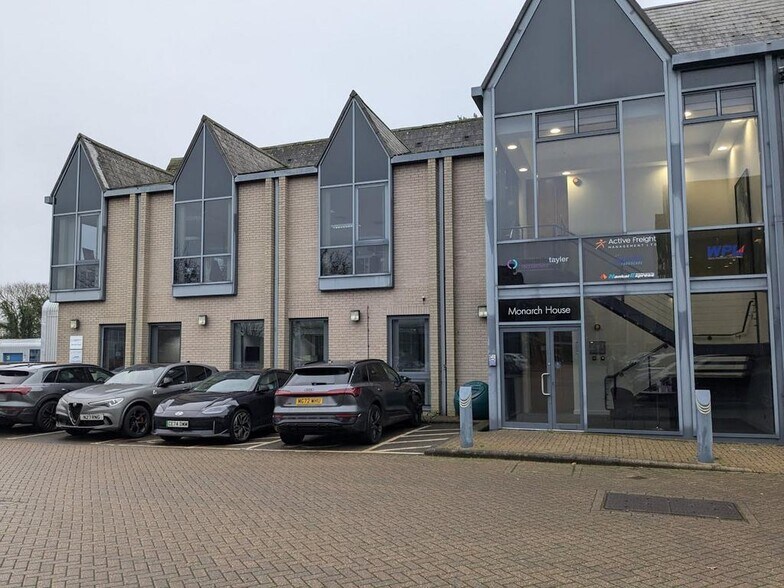 1-2 Eversley Way, Egham à louer - Photo de l’immeuble – Image 1 sur 8