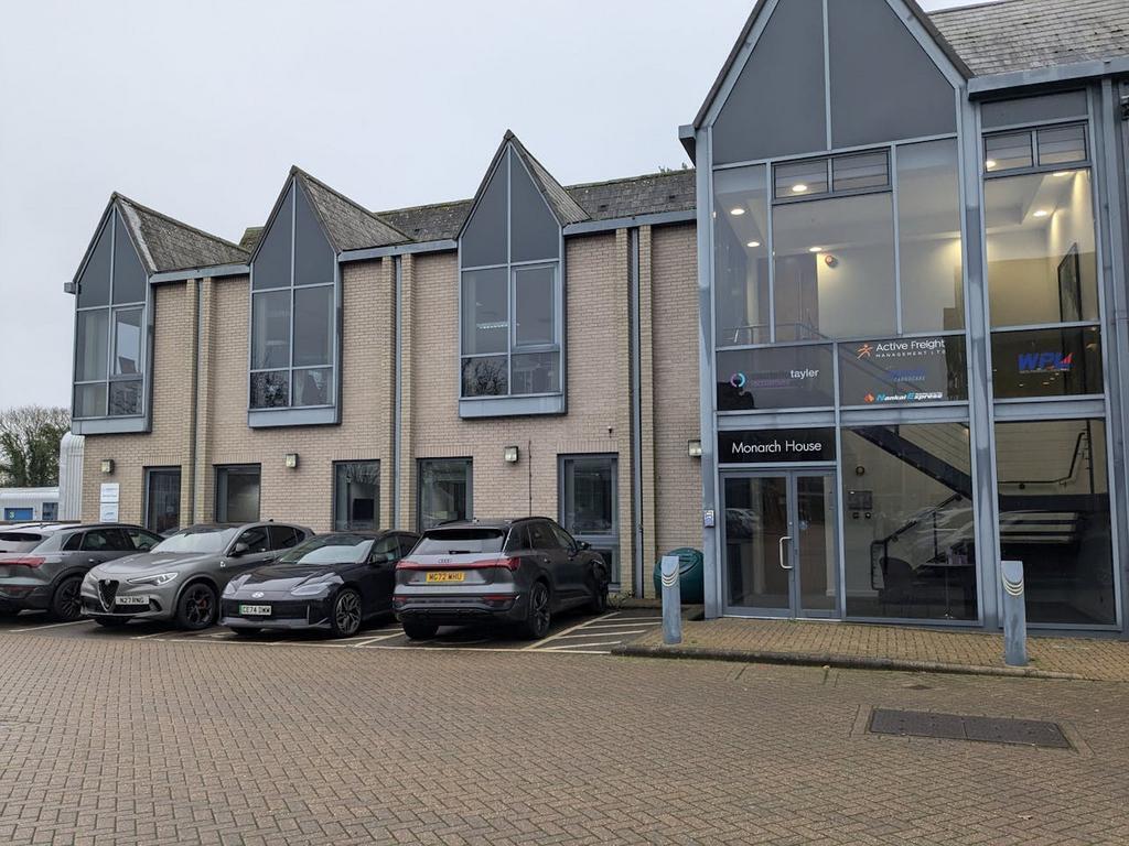 1-2 Eversley Way, Egham à louer Photo de l’immeuble– Image 1 sur 9