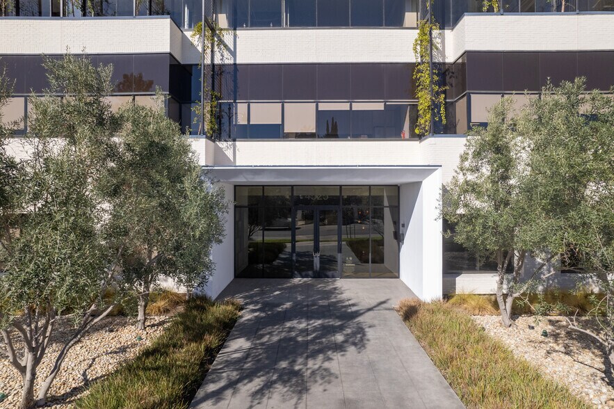 4525 Wilshire Blvd, Los Angeles, CA à louer - Photo de l’immeuble – Image 2 sur 9