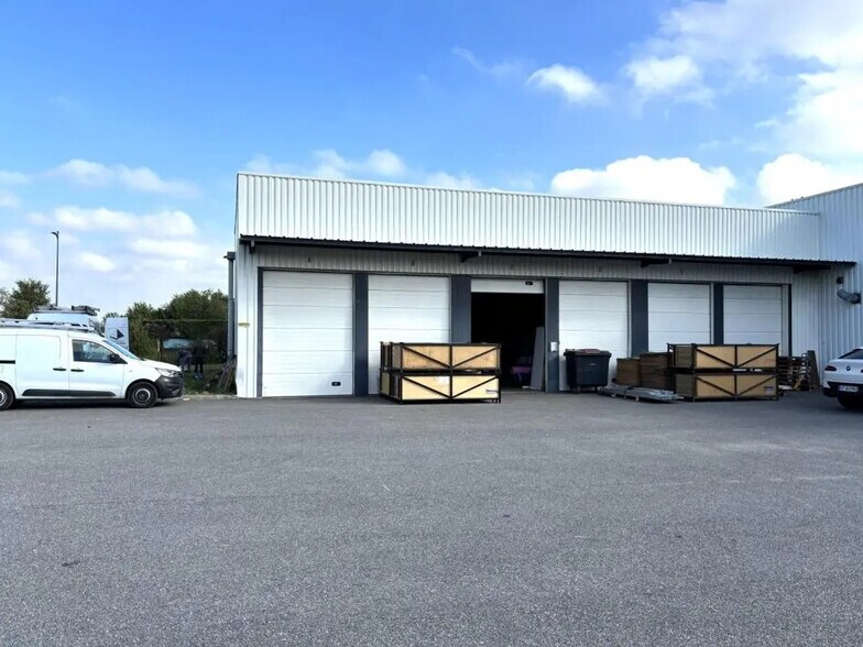 Local d’activités dans Le Fauga à louer - Photo de l’immeuble – Image 2 sur 25