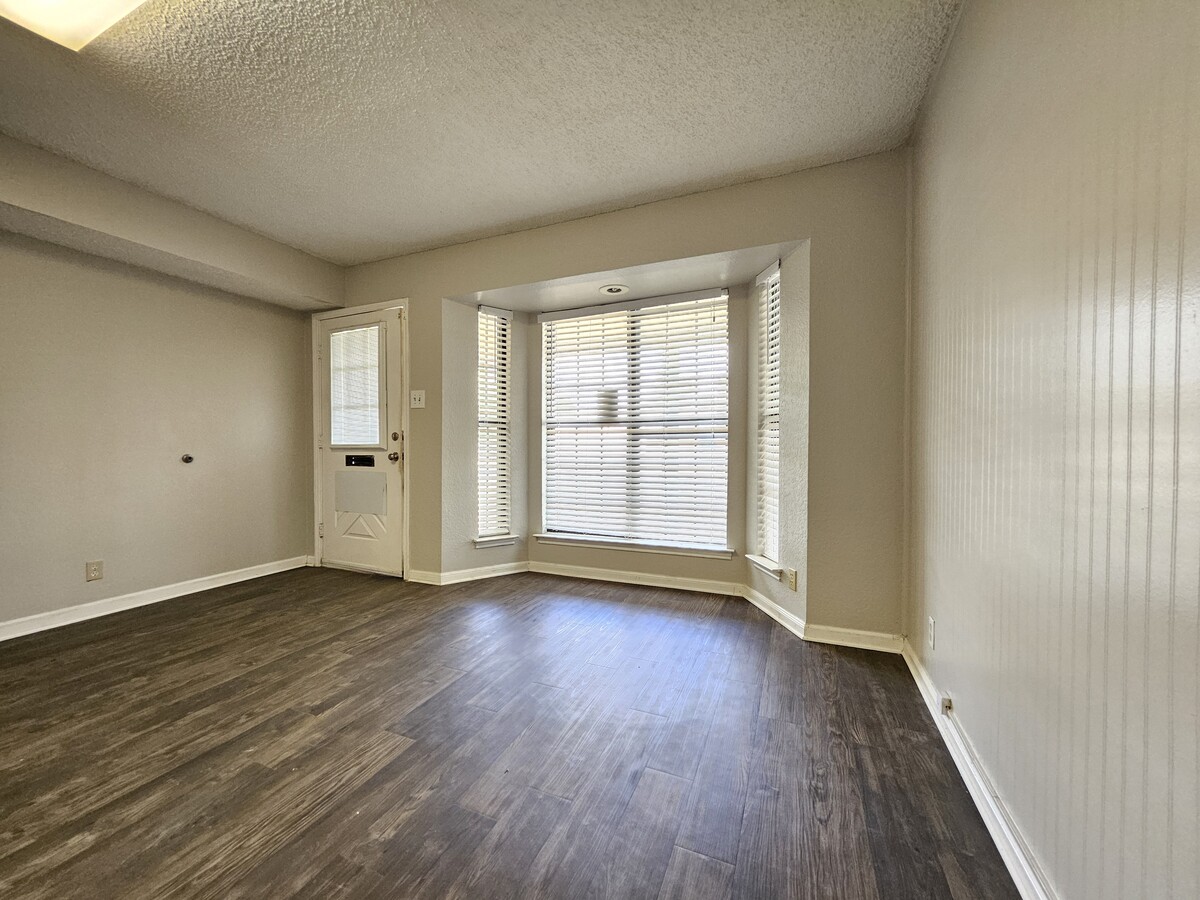 2015 Monarch Dr, Austin, TX 78748 - Lot C & D -  - Photo intérieure - Image 2 of 6