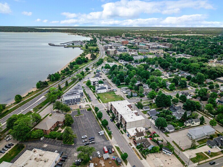 607 Randolph St, Traverse City, MI à vendre - Photo de l’immeuble – Image 3 sur 27