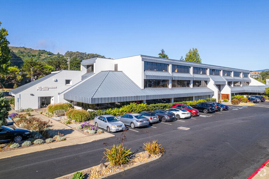 1 Harbor Dr, Sausalito, CA à louer - Photo de l’immeuble – Image 2 sur 44
