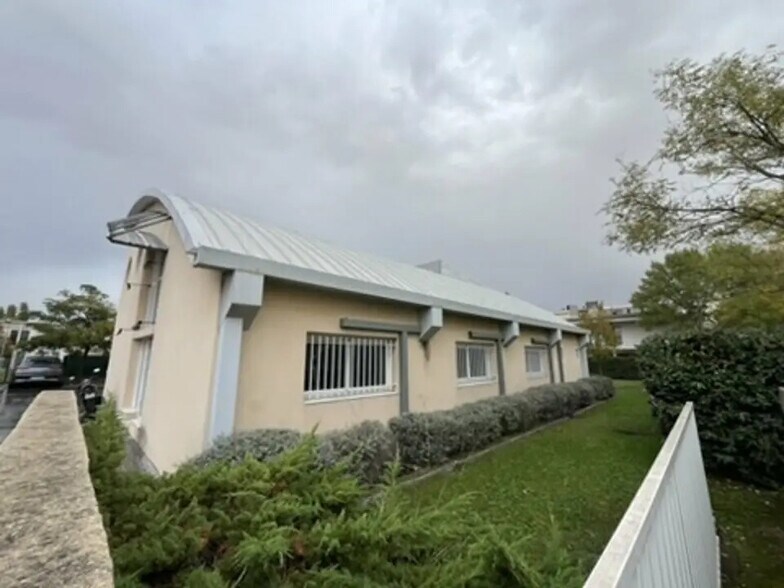 Local d'activités dans LES MILLES à vendre - Photo de l’immeuble – Image 3 sur 4