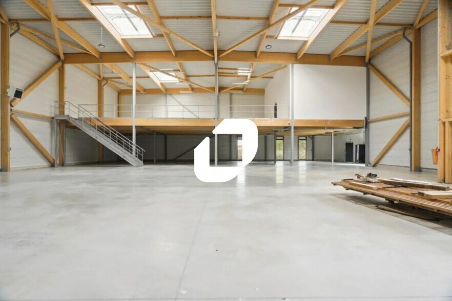 Local d’activités dans Chanteloup-en-Brie à louer - Photo de l’immeuble – Image 3 sur 13