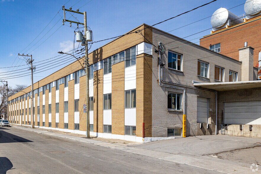 300 Rue Sauvé O, Montréal, QC à louer - Photo de l’immeuble – Image 2 sur 2