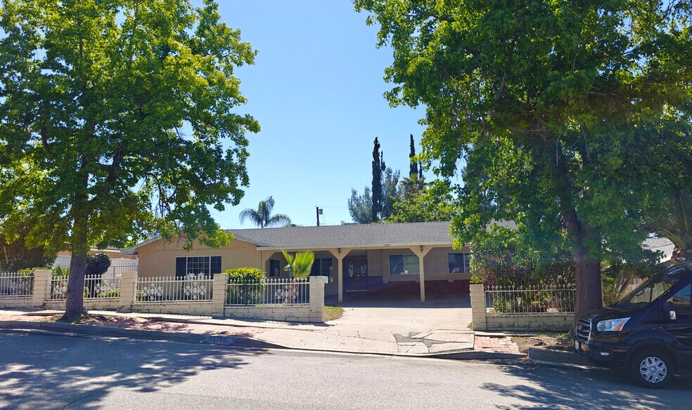 13766 Paddock St, Sylmar, CA à louer - Photo de l’immeuble – Image 3 sur 21