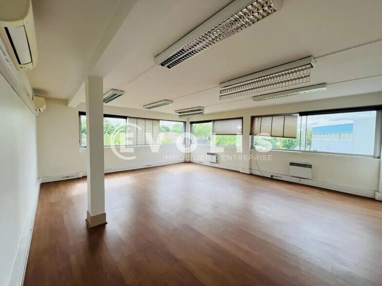 Bureau dans Noisy-le-Grand à louer - Photo de l’immeuble – Image 1 sur 5