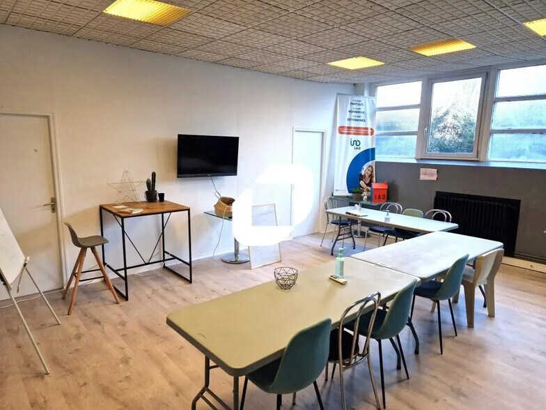 Local d’activités dans Douai à louer - Photo de l’immeuble – Image 1 sur 14