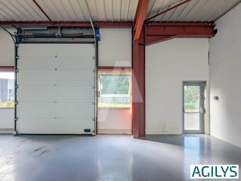 Local d’activités dans à louer - Photo de l’immeuble – Image 1 sur 12