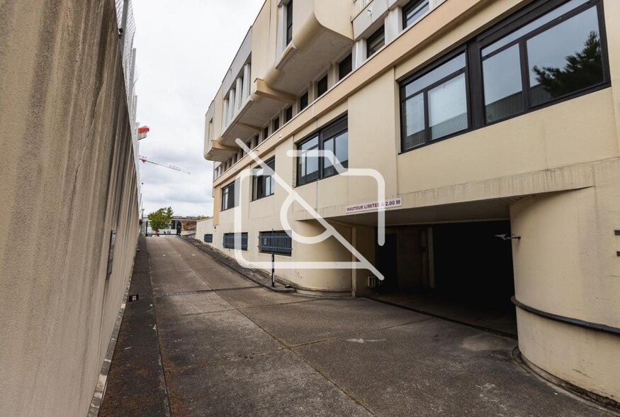 Bureau dans Mantes-la-Jolie à vendre - Photo de l’immeuble – Image 3 sur 13
