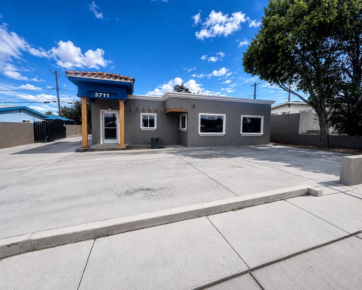 3711 Vegas Dr, Las Vegas, NV à louer - Photo de l’immeuble – Image 2 sur 9