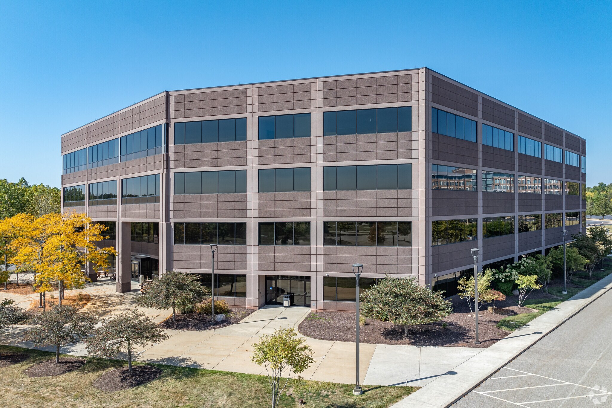 23000 Millcreek Blvd, Highland Hills, OH à louer Photo principale– Image 1 sur 6