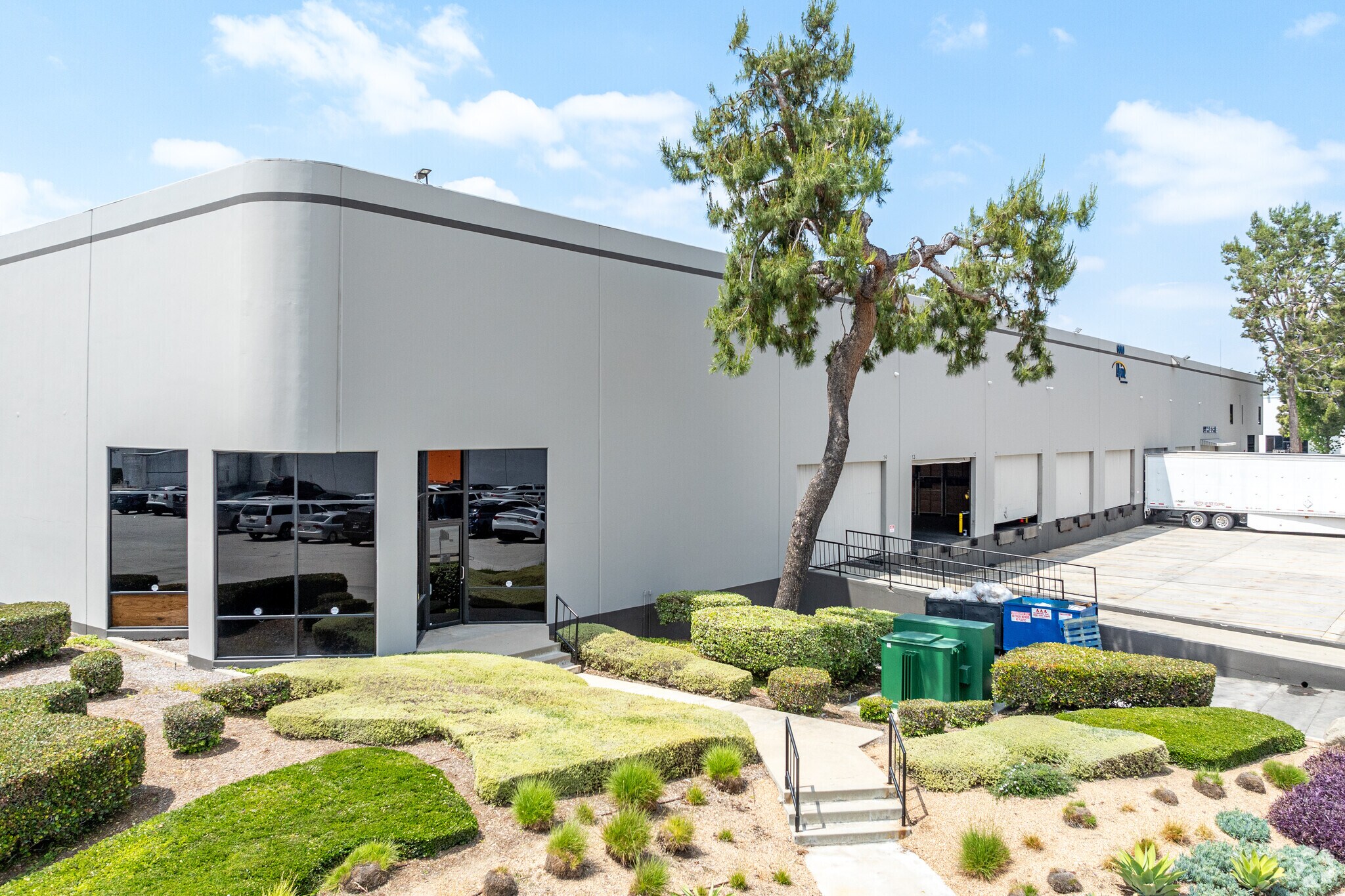 6000-6098 Rickenbacker Rd, Commerce, CA à louer Photo principale– Image 1 sur 24