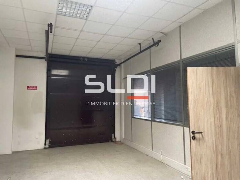 Local d’activités dans Vénissieux à louer - Photo de l’immeuble – Image 3 sur 7