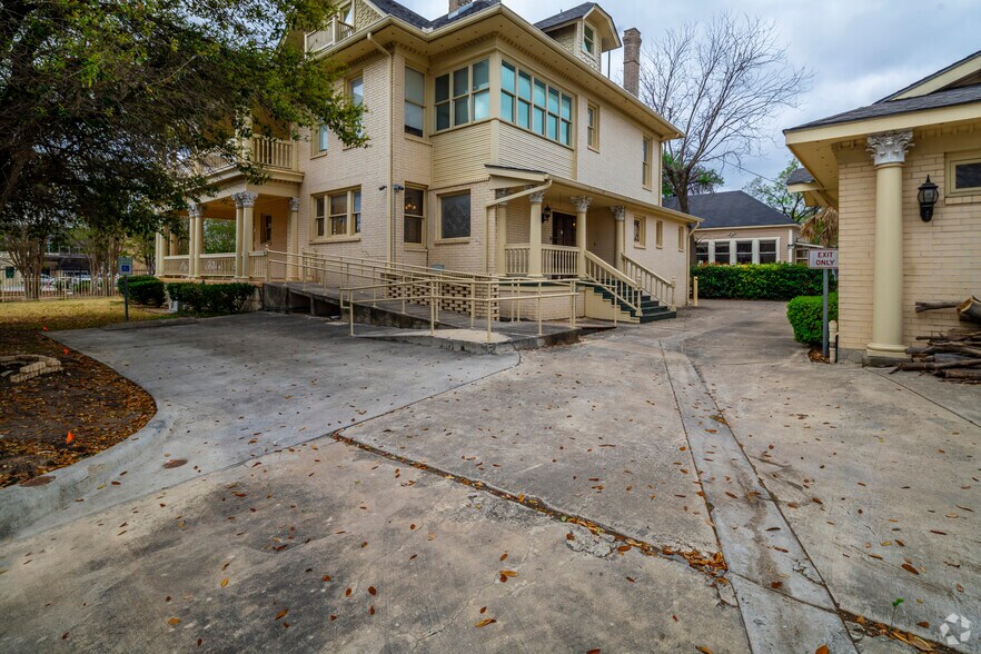 225 E Locust St, San Antonio, TX à louer - Photo de l’immeuble – Image 2 sur 16