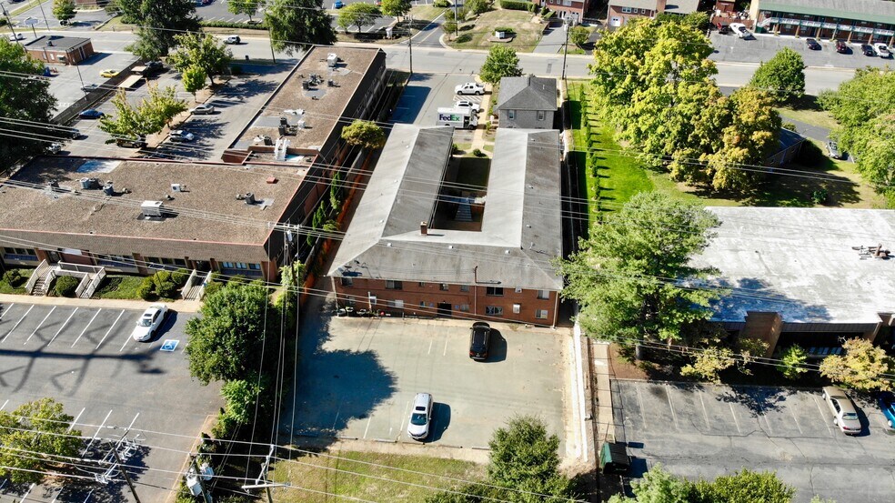 2116 Angus Rd, Charlottesville, VA à louer - Photo de l’immeuble – Image 2 sur 26
