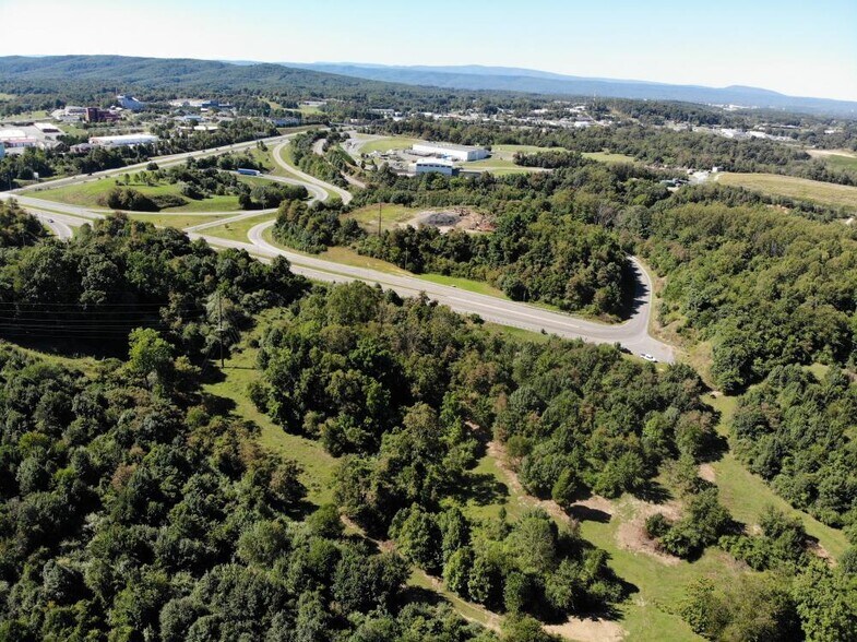2315 Yellow Sulphur Rd, Christiansburg, VA à vendre - Photo de l’immeuble – Image 3 sur 7