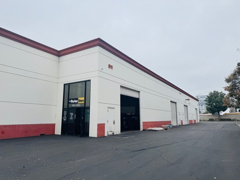 911 Poinsettia St, Santa Ana, CA à vendre - Photo de l’immeuble – Image 2 sur 7