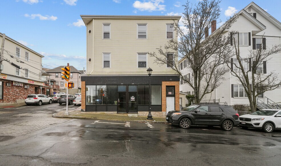 337 Columbia St, Fall River, MA à vendre - Photo de l’immeuble – Image 1 sur 52