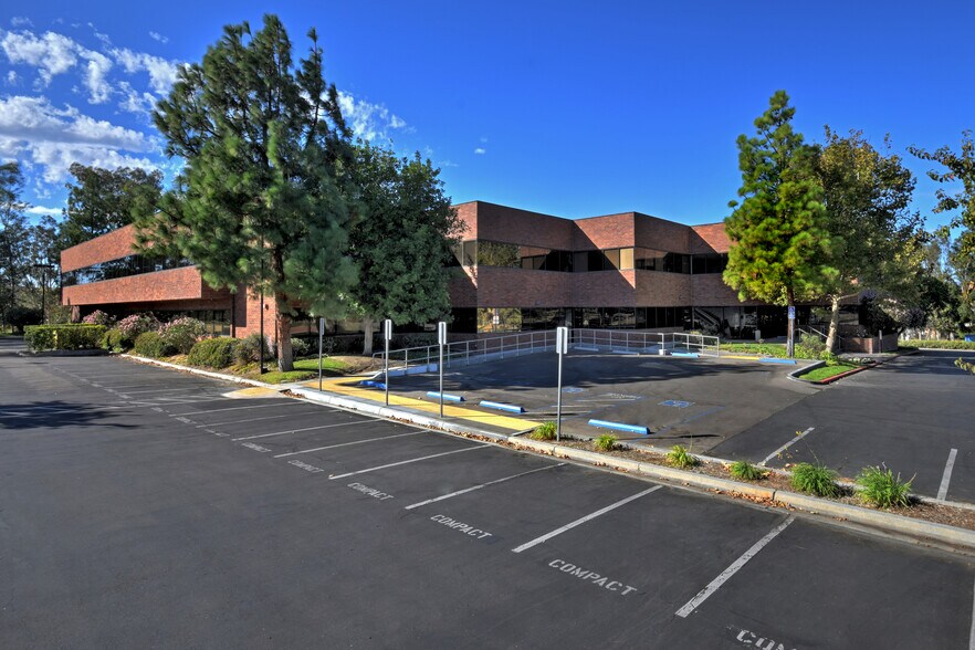 27201 Tourney Rd, Valencia, CA à louer - Photo de l’immeuble – Image 2 sur 7