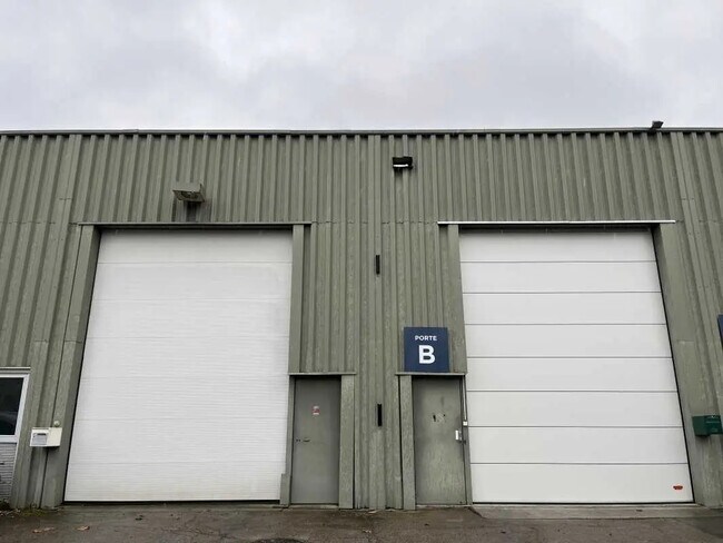 Plus de détails pour 1-3 Avenue Jean Pierre Timbaud, Trappes - Bureau, Industriel/Logistique à louer