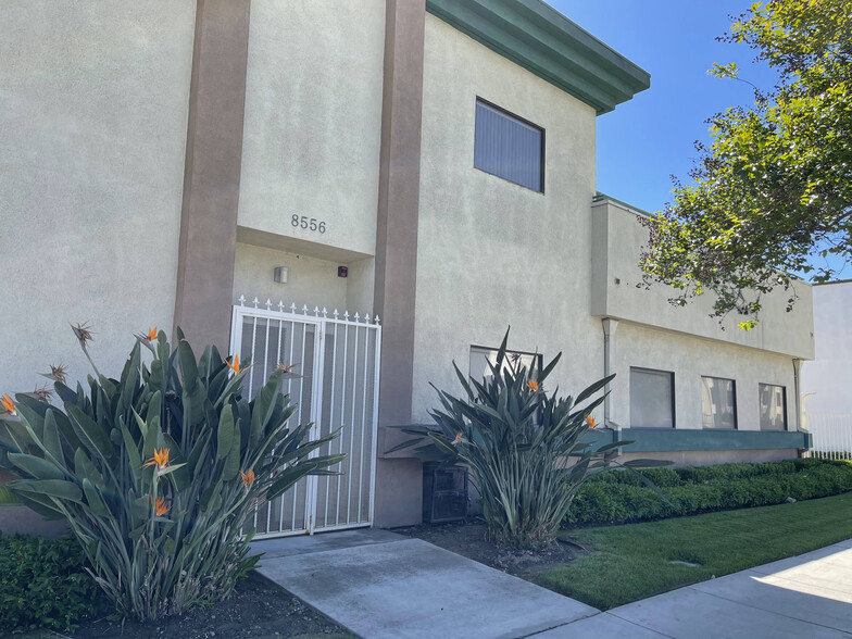 8556 Florence Ave, Downey, CA à louer - Photo de l’immeuble – Image 3 sur 34