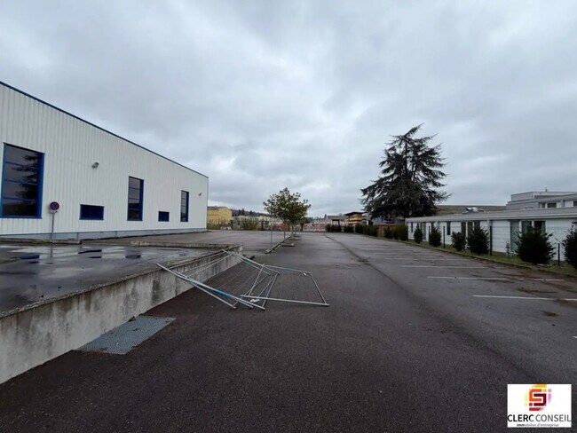 Plus de détails pour Local d'activités à louer