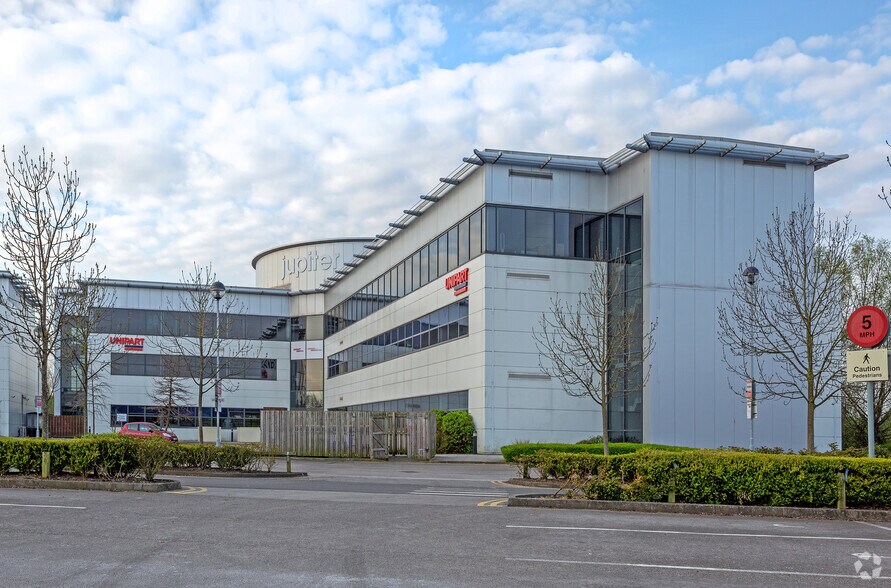 First Point, Doncaster à louer - Photo principale – Image 1 sur 3