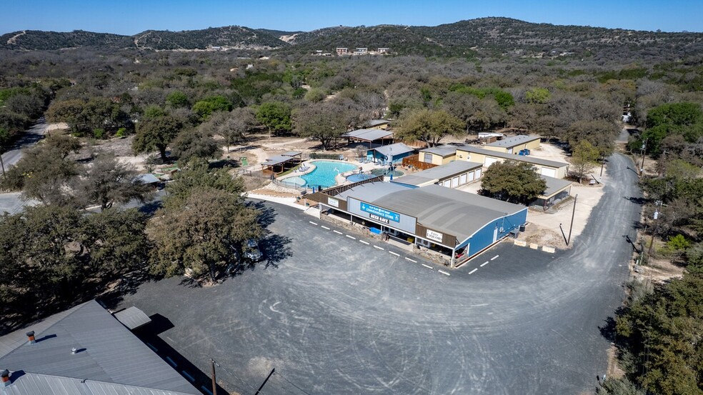 49 Encino Dr, Concan, TX à vendre - Photo principale – Image 1 sur 120
