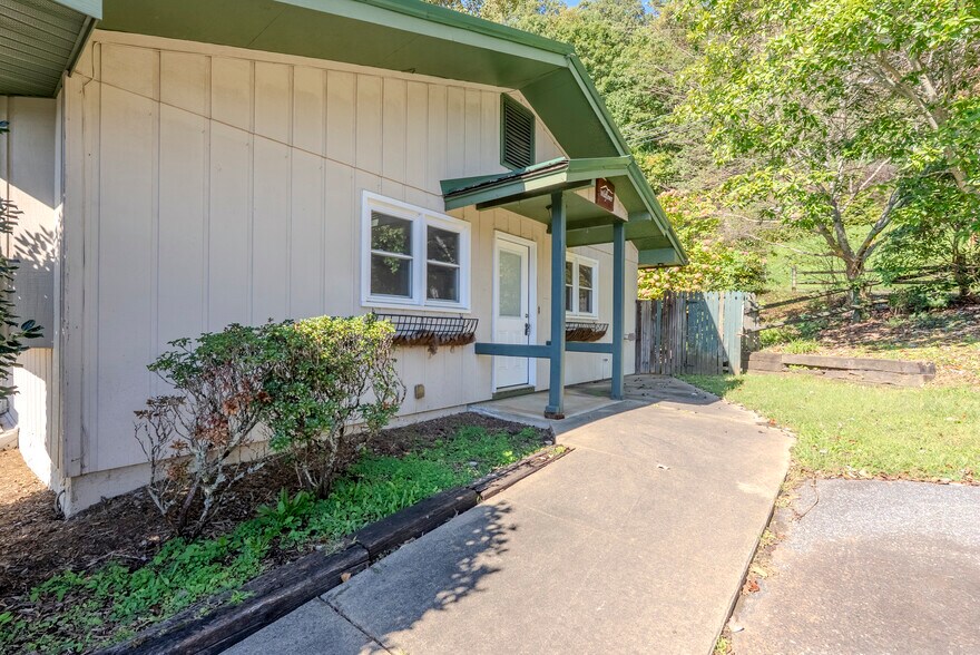 8356 Sylva Rd, Franklin, NC à vendre - Photo de l’immeuble – Image 3 sur 60